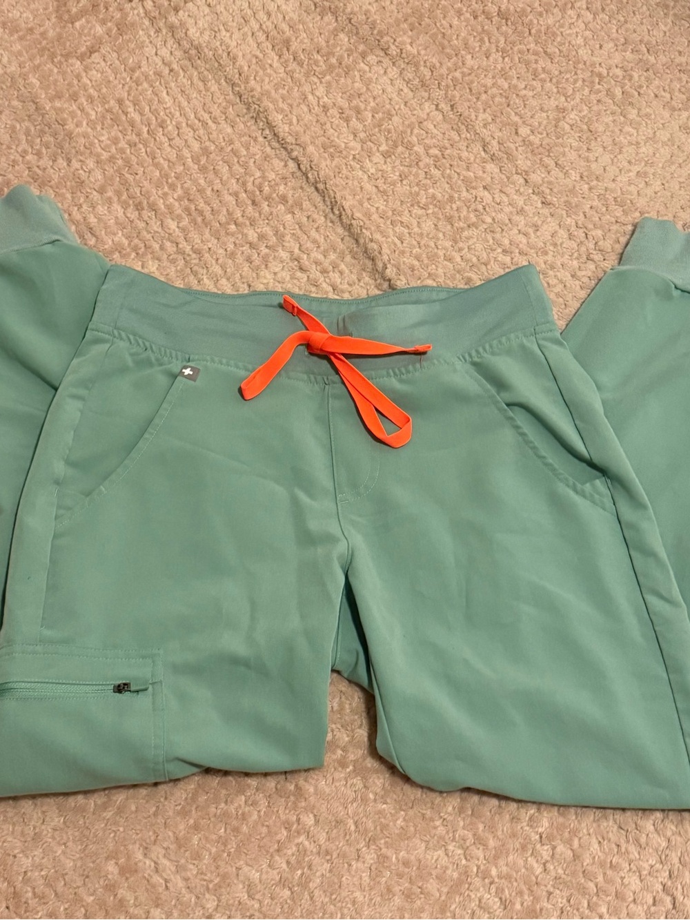 FIGS Zamora Jogger Scrub Pants in jade green with an orange drawstring size XS/P